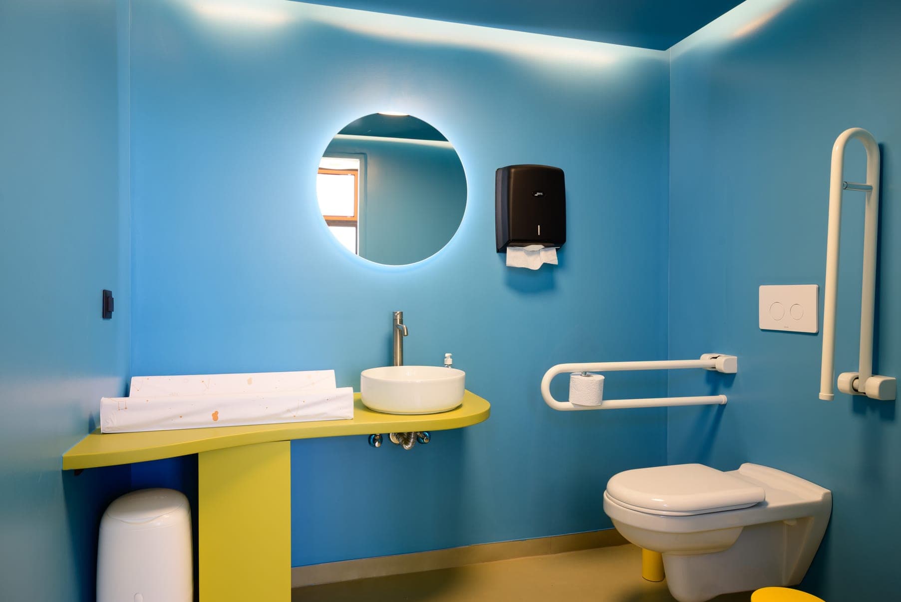 Το προσβάσιμο WC με αλλαξιέρα